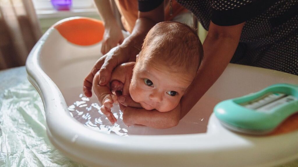 Baby beim Baden