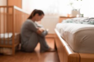 Erschöpfte Mutter mit Wochenbettdepression 