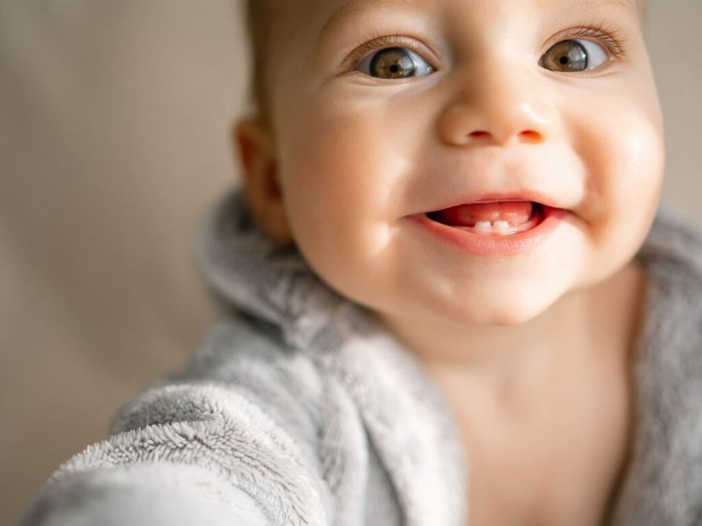 Baby mit erstem Zahn